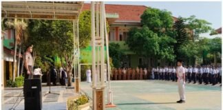 Polsek Ngimbang Gelar “Police Goes To School”, Polisi Jadi Pembina Upacara Di SMP Negeri 1 Ngimbang