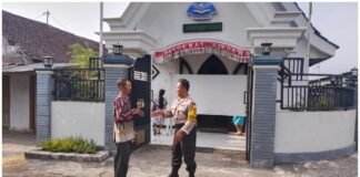 Personil Polsek Ngimbang Gelar Pengamanan Ibadah Minggu Pagi Di Gereja GKJTU Dan GJWI Desa Ngasemlemahbang
