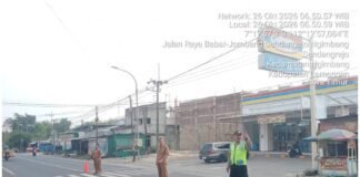 Tingkatkan Pelayanan Kapolsek Ngimbang Gelar Commanderwish Pagi di Daerah Titik Rawan Kemacetan