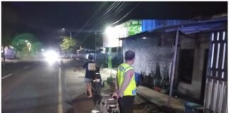 Demi Tingkatkan Pelayanan Masyarakat Polsek Ngimbang Gelar Patroli Blue Light 4C Di Malam Hari