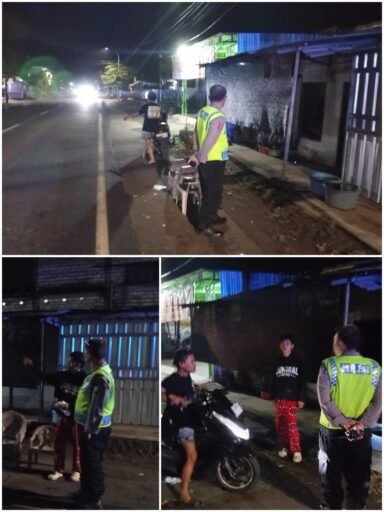 Demi Tingkatkan Pelayanan Masyarakat Polsek Ngimbang Gelar Patroli Blue Light 4C Di Malam Hari Demi Tingkatkan Pelayanan Masyarakat Polsek Ngimbang Gelar Patroli Blue Light 4C Di Malam Hari
