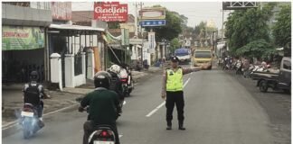 Kapolsek Ngimbang Demi Antisipasi Kemacetan Gelar Commanderwish Pagi di Wilayah Ngimbang