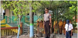Polsek Ngimbang Gelar “Police Goes To School”, Polisi Jadi Pembina Upacara Di SMP Negeri 2 Ngimbang