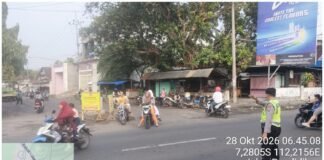 Demi Antisipasi Kemacetan Kapolsek Ngimbang Gelar Commanderwish Pagi di Wilayah Ngimbang