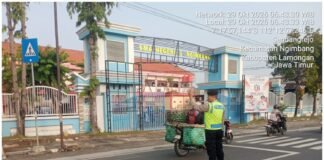 Maksimalkan Pelayanan, Kapolsek Ngimbang Gelar Commanderwish Pagi di Daerah Titik Rawan Kemacetan