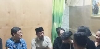 Melayat ke Rumah Duka, Gubernur Sulsel Berikan Beasiswa ke Anak Almarhum Padayya Mangampang