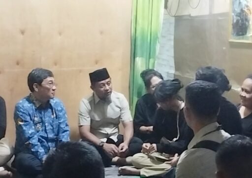 Melayat ke Rumah Duka, Gubernur Sulsel Berikan Beasiswa ke Anak Almarhum Padayya Mangampang Melayat ke Rumah Duka, Gubernur Sulsel Berikan Beasiswa ke Anak Almarhum Padayya Mangampang