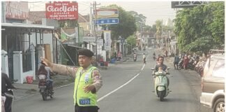 Maksimalkan Pelayanan, Kapolsek Ngimbang Gelar Commanderwish Pagi di Daerah Titik Rawan Kemacetan