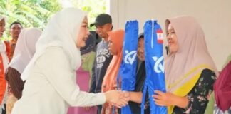 “Turun Langsung ke Penukal, Ketua TP PKK PALI Dwi Septaria Serahkan Bantuan Sarana Dagang”