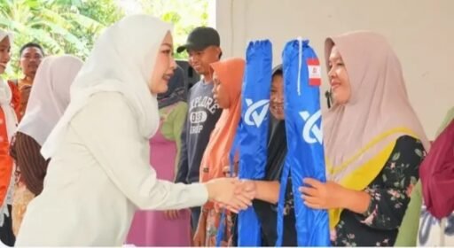 “Turun Langsung ke Penukal, Ketua TP PKK PALI Dwi Septaria Serahkan Bantuan Sarana Dagang” “Turun Langsung ke Penukal, Ketua TP PKK PALI Dwi Septaria Serahkan Bantuan Sarana Dagang”