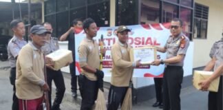 Sambut HUT Humas Polri ke-75, Humas Polda NTB Salurkan 100 Paket Sembako untuk Warga Penerima Manfaat