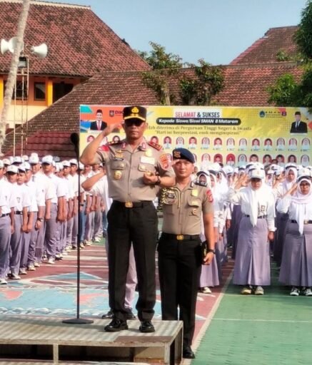 Kapolda NTB Pimpin Upacara di SMAN 8 Mataram, Kapolsek Sandubaya Pastikan Kegiatan Aman Kapolda NTB Pimpin Upacara di SMAN 8 Mataram, Kapolsek Sandubaya Pastikan Kegiatan Aman