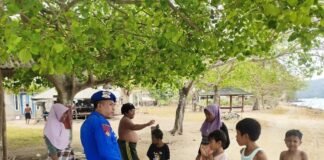 Kapal Polisi XXI 2027 Ditpolairud Polda NTB Salurkan 1,7 Ton Air Bersih Bagi Warga Pesisir Sekotong