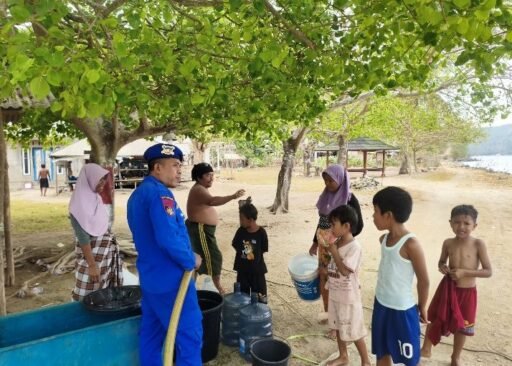 Kapal Polisi XXI 2027 Ditpolairud Polda NTB Salurkan 1,7 Ton Air Bersih Bagi Warga Pesisir Sekotong Kapal Polisi XXI 2027 Ditpolairud Polda NTB Salurkan 1,7 Ton Air Bersih Bagi Warga Pesisir Sekotong